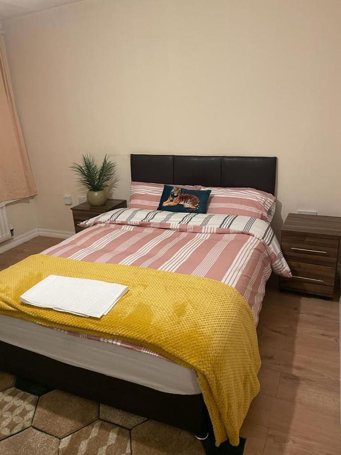Lovely Shared 3 Bed Home Near The Thames Thamesmead  Exterior photo